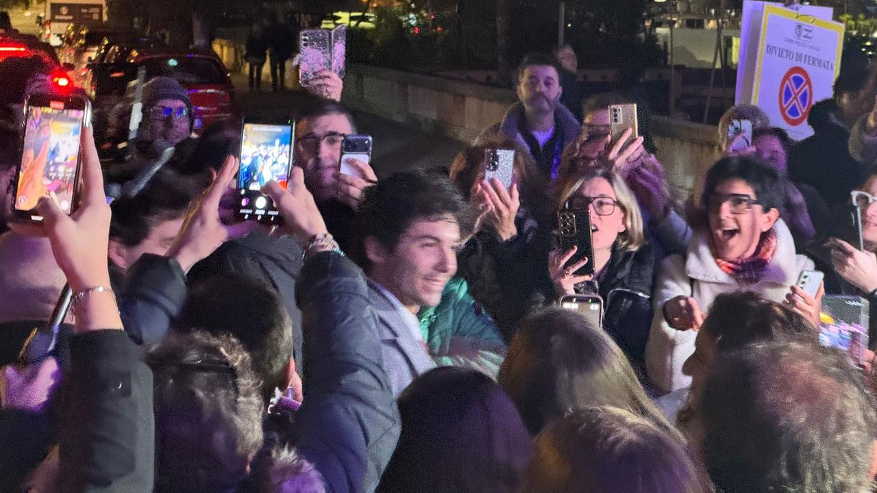 Sanremo 2026: bagno di folla per Fedez e Tommaso Paradiso, da domani Max Pezzali live – la festa è partita