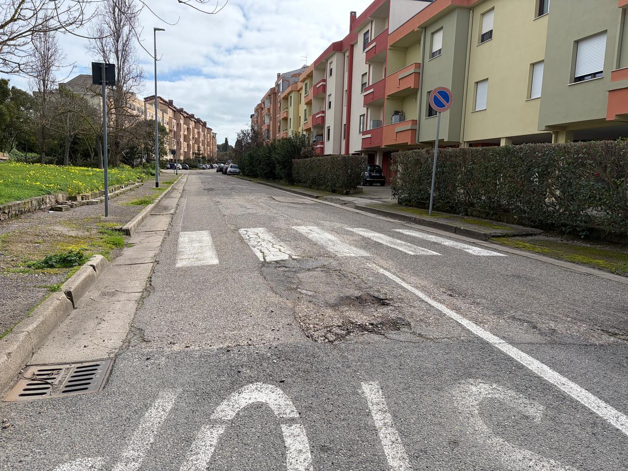 Strade piene di buche. Automobilisti e pedoni in balia dei disagi