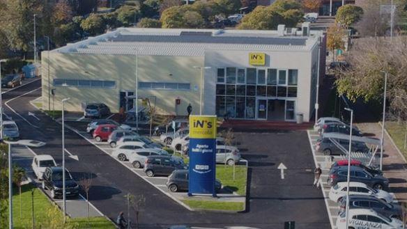 Picchia un cliente del supermercato e minaccia tutti con un tubo: denunciato