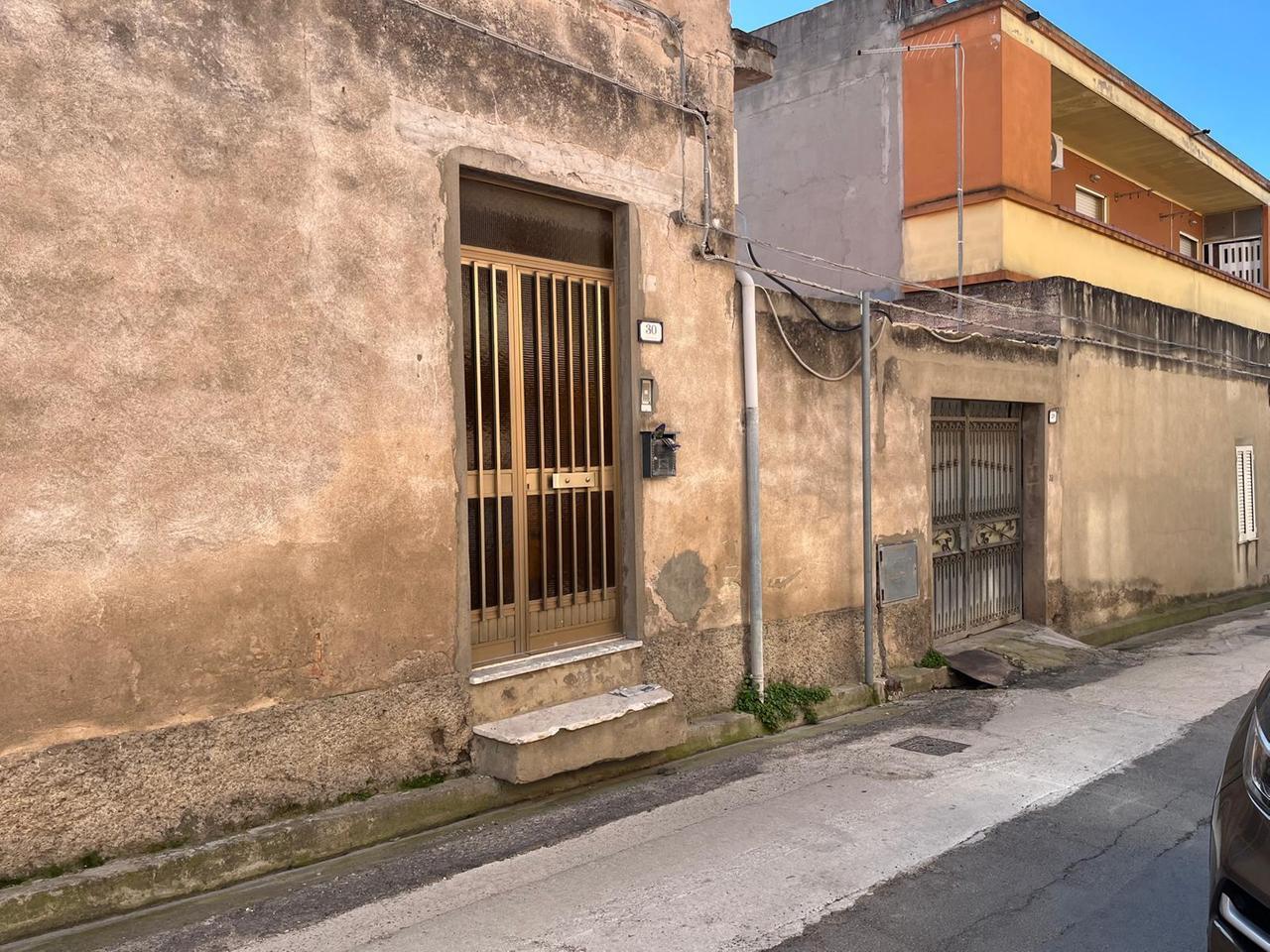 Bimbo di 4 anni muore soffocato mentre cena con i genitori – ecco chi è