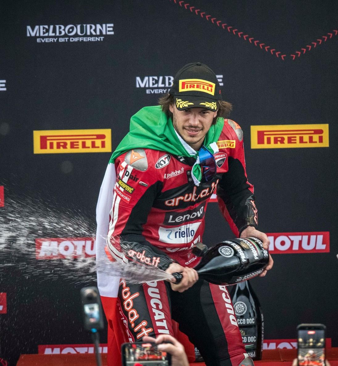 Superbike, Bulega danza e vince sotto la pioggia sulla pista australiana di Phillip Island