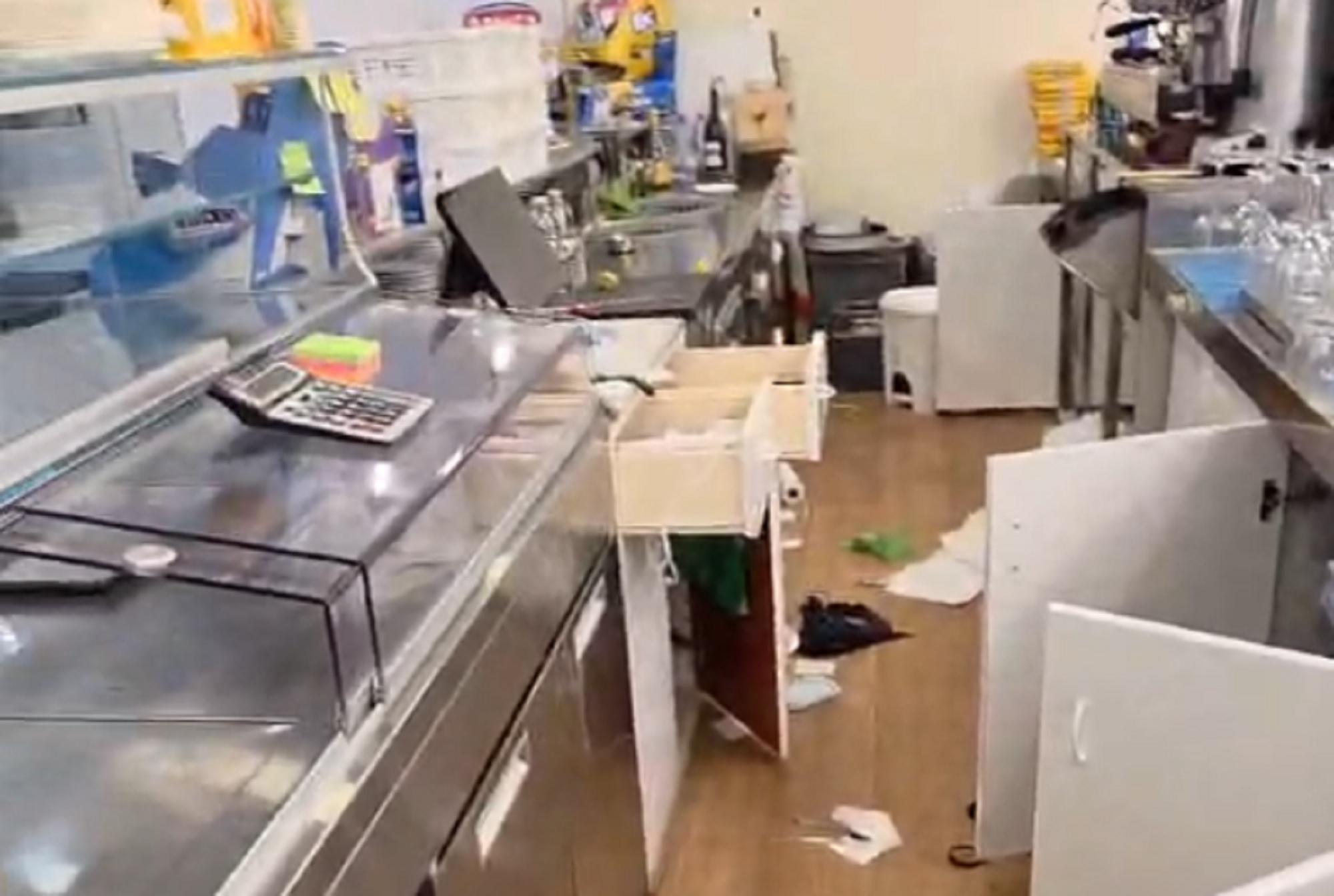 I danni al bar "L'Isolotto" di via Salvestri