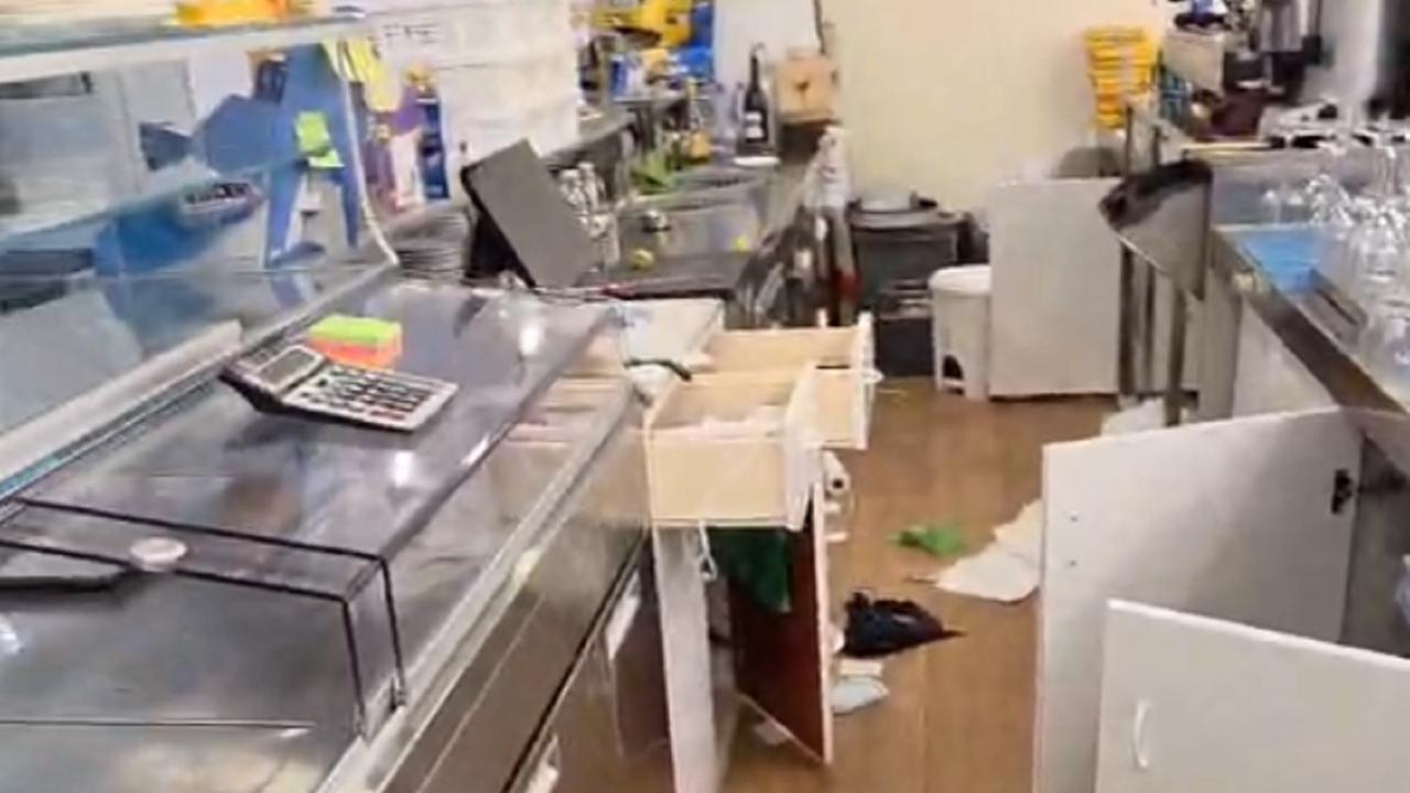 I danni al bar "L'Isolotto" di via Salvestri