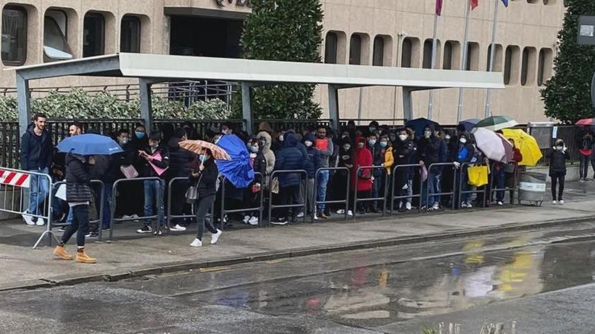 Prato, il racket dei permessi a pagamento davanti alla Questura e i pestaggi agli immigrati di altre nazionalità