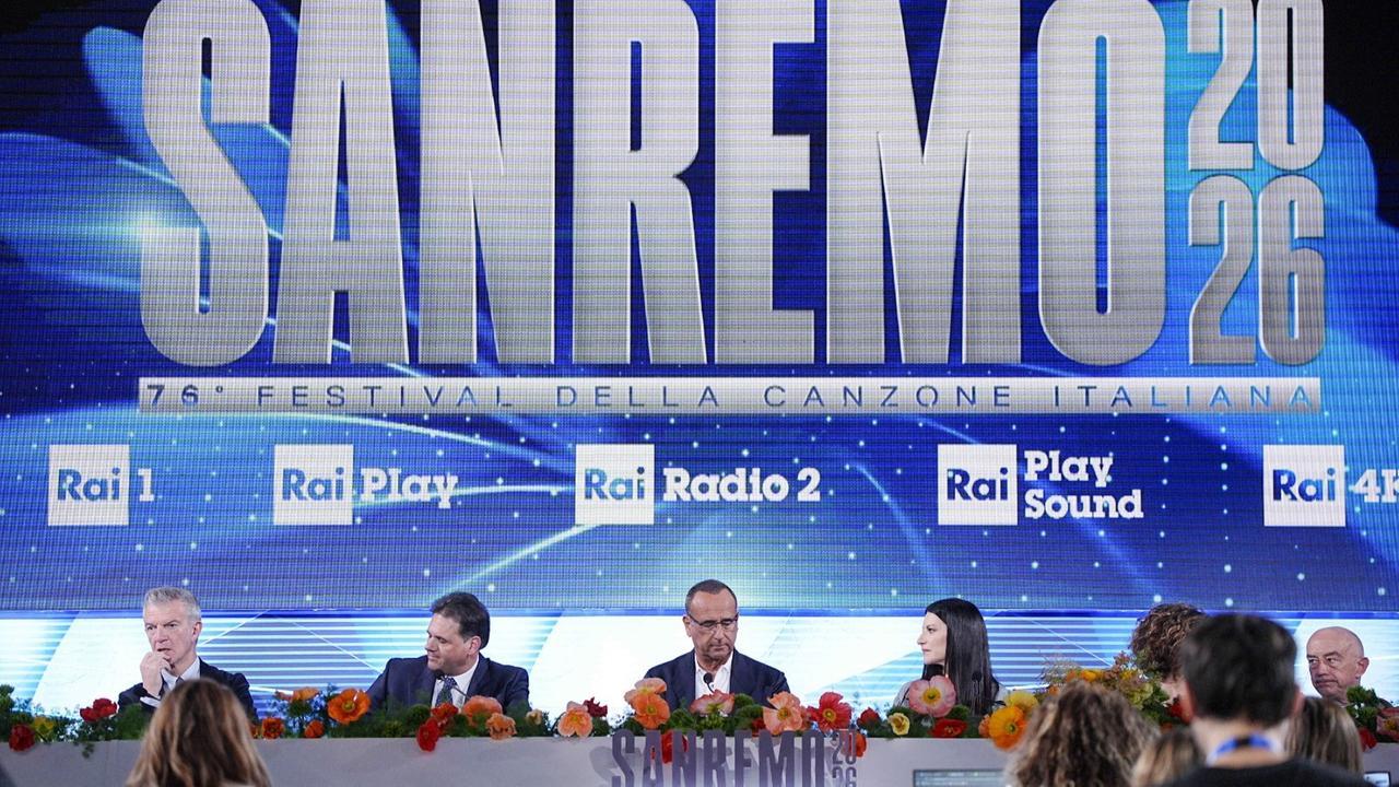 Sanremo 2026, Carlo Conti: «Giorgia Meloni se compra il biglietto può venire». E si commuove per Pippo Baudo
