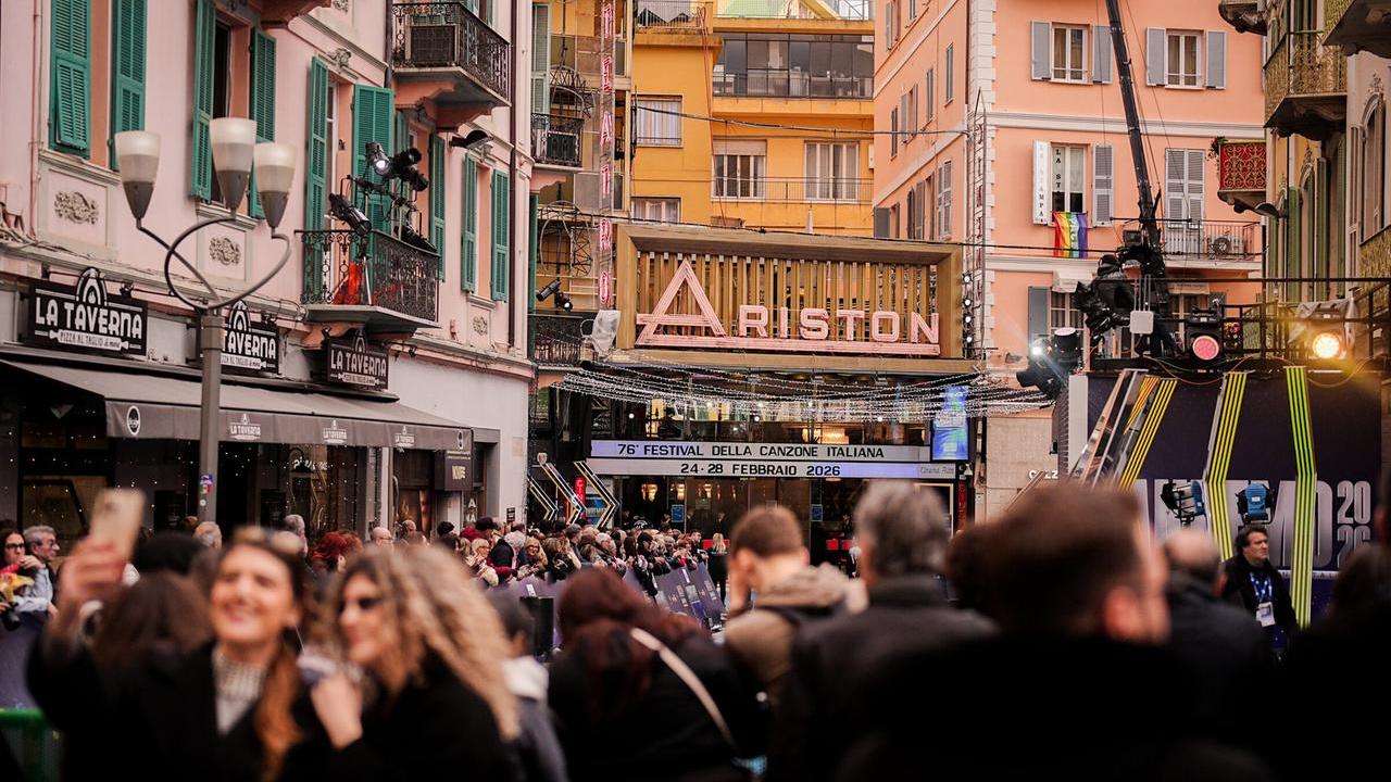 Folla davanti all'Ariston