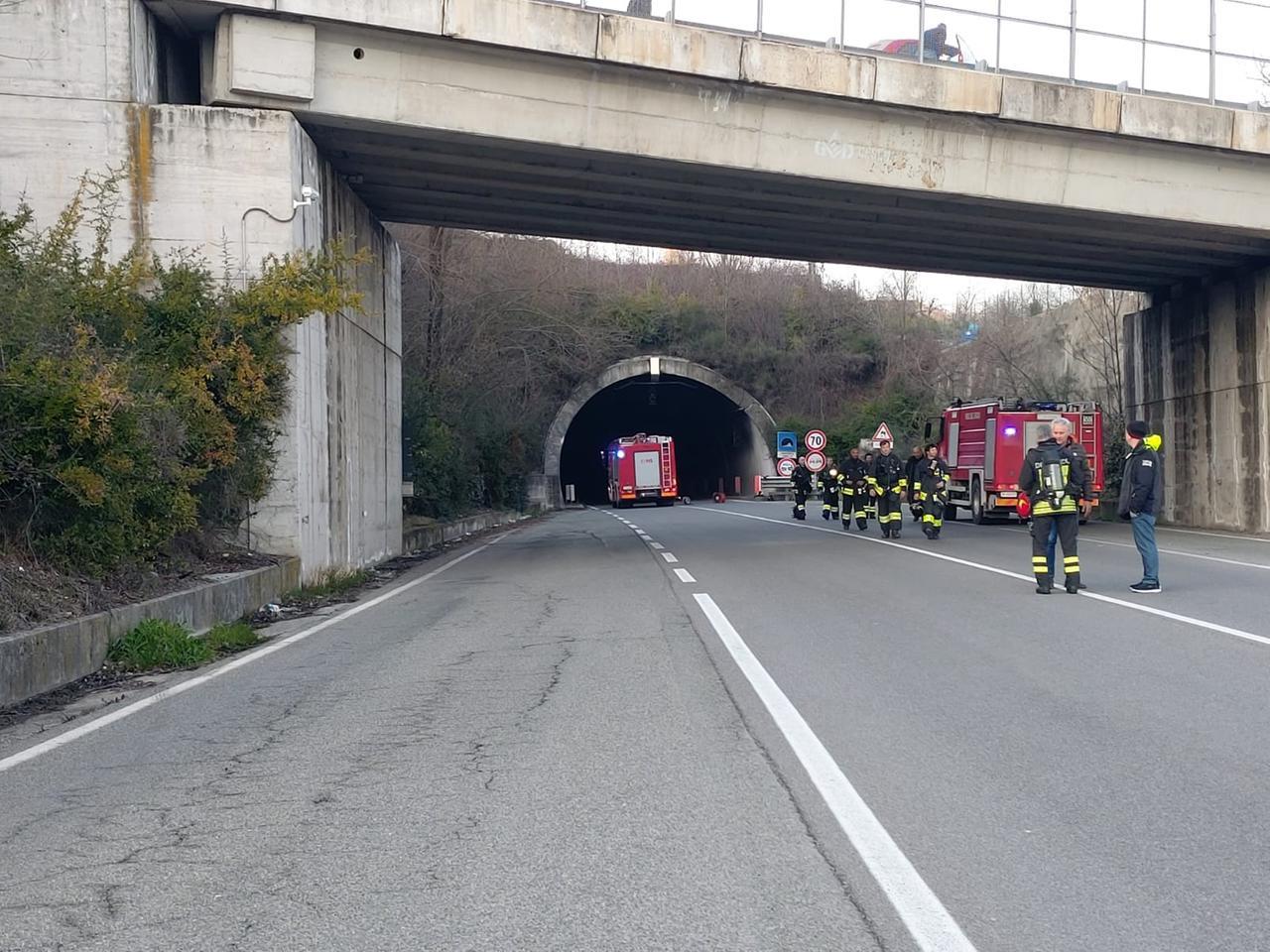 Scontro tra auto e pulmino nella galleria del Seminario: mezzi in fiamme, soccorritori sul posto – Notizia in aggiornamento