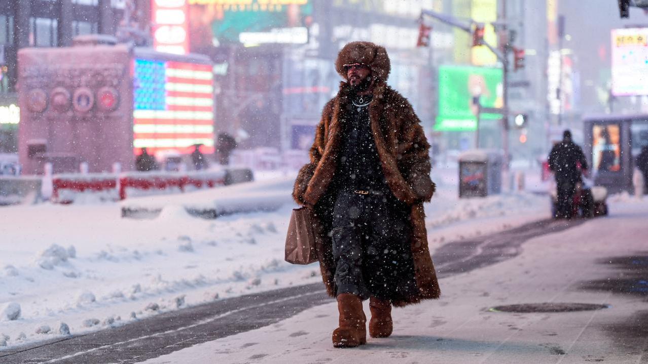 New York come in un film apocalittico, milioni chiusi in casa per la tempesta di neve