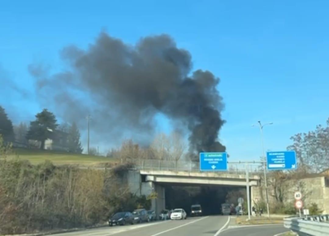 Scontro tra auto e pulmino nella galleria del Seminario: mezzi in fiamme, soccorritori sul posto – Notizia in aggiornamento