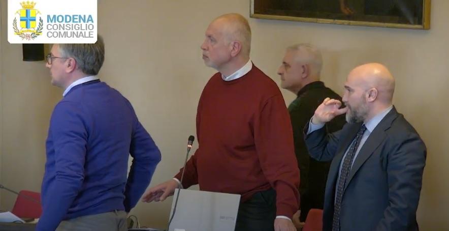 Shock in Consiglio comunale: uomo entra in aula e si taglia le vene