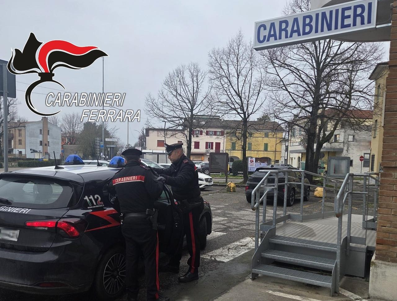 Brucia l’auto dell'ex titolare, 43enne arrestato a Cento