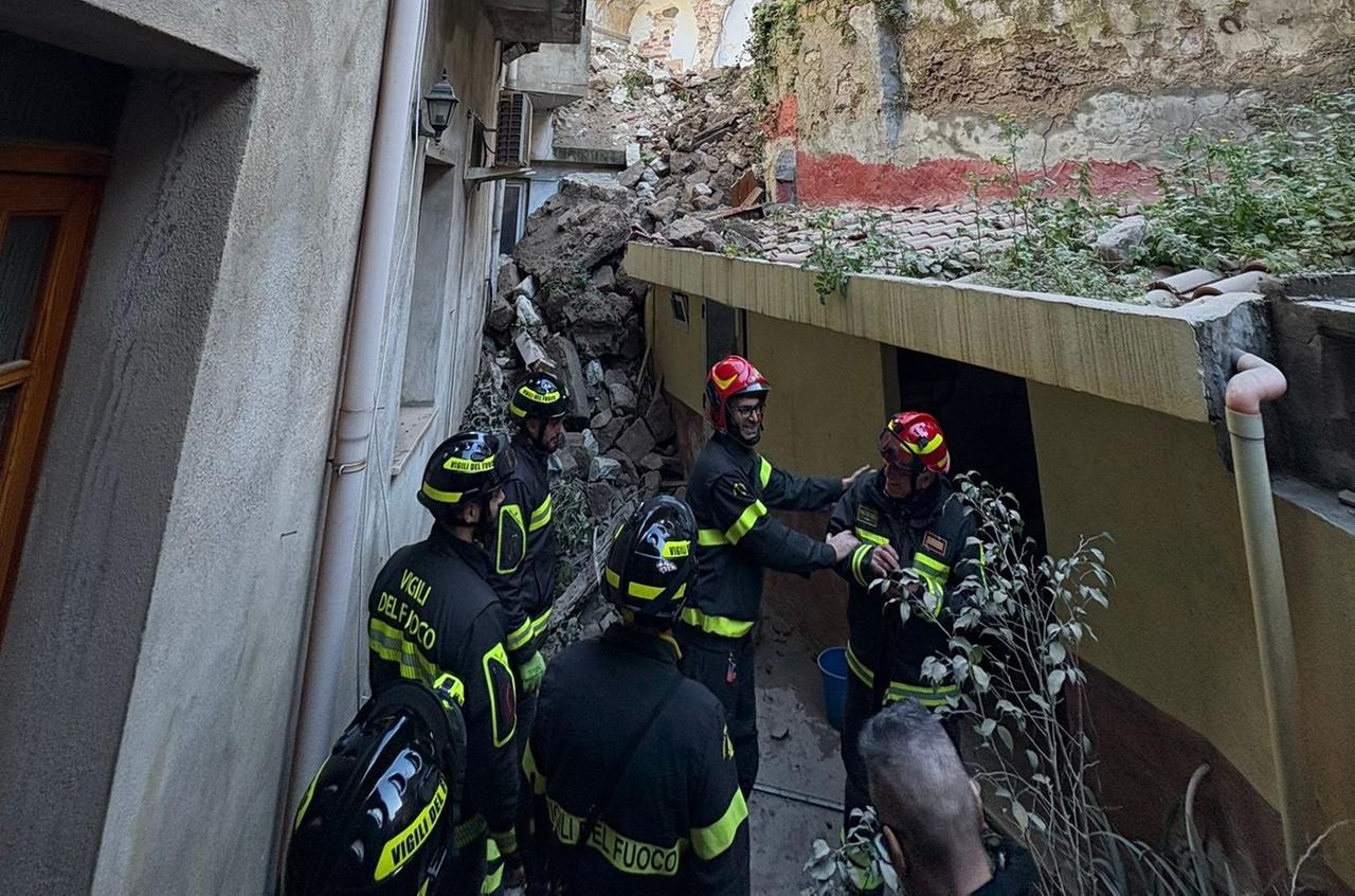 Ex Seminario crollato a Bosa, il sindaco fa evacuare due abitazioni vicine – allarme sciacallaggio