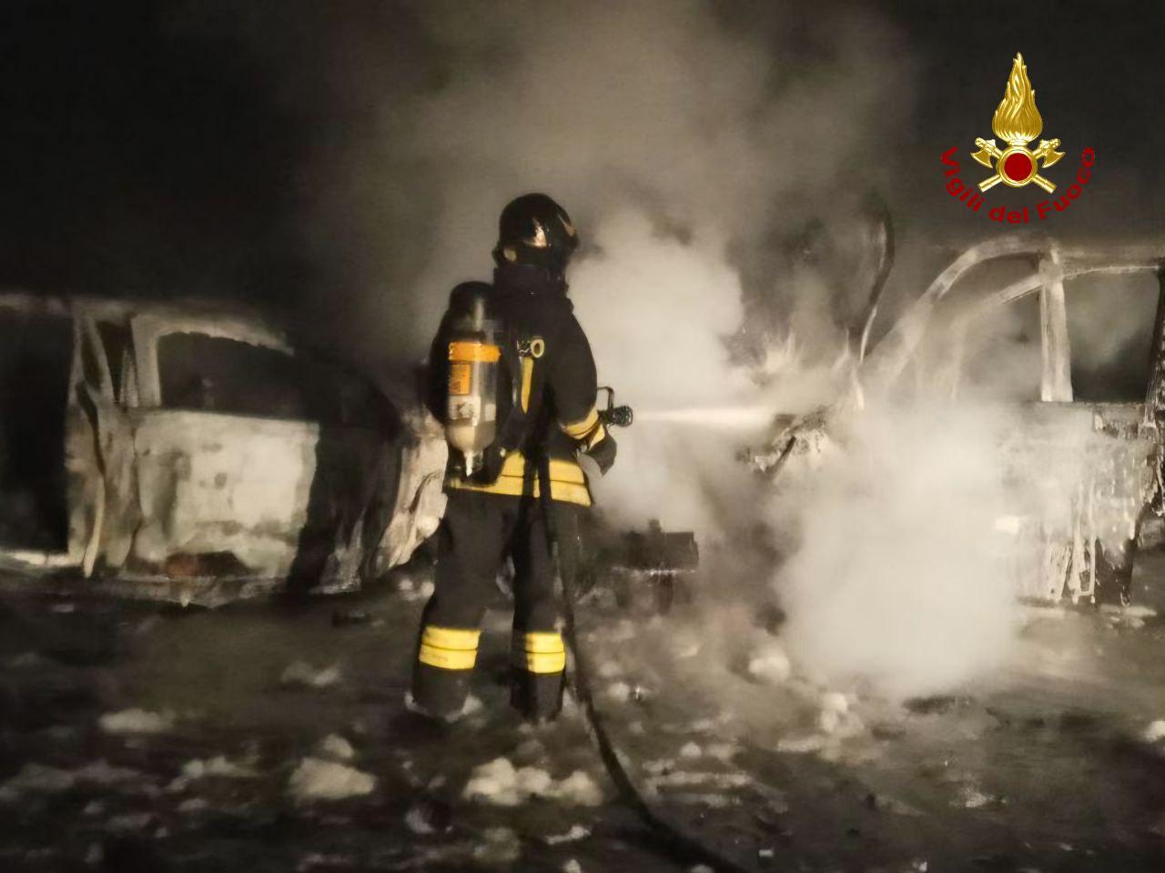 Scontro tra un’auto e il pulmino di giovanissimi atleti nella galleria del Seminario: un mezzo in fiamme, due feriti