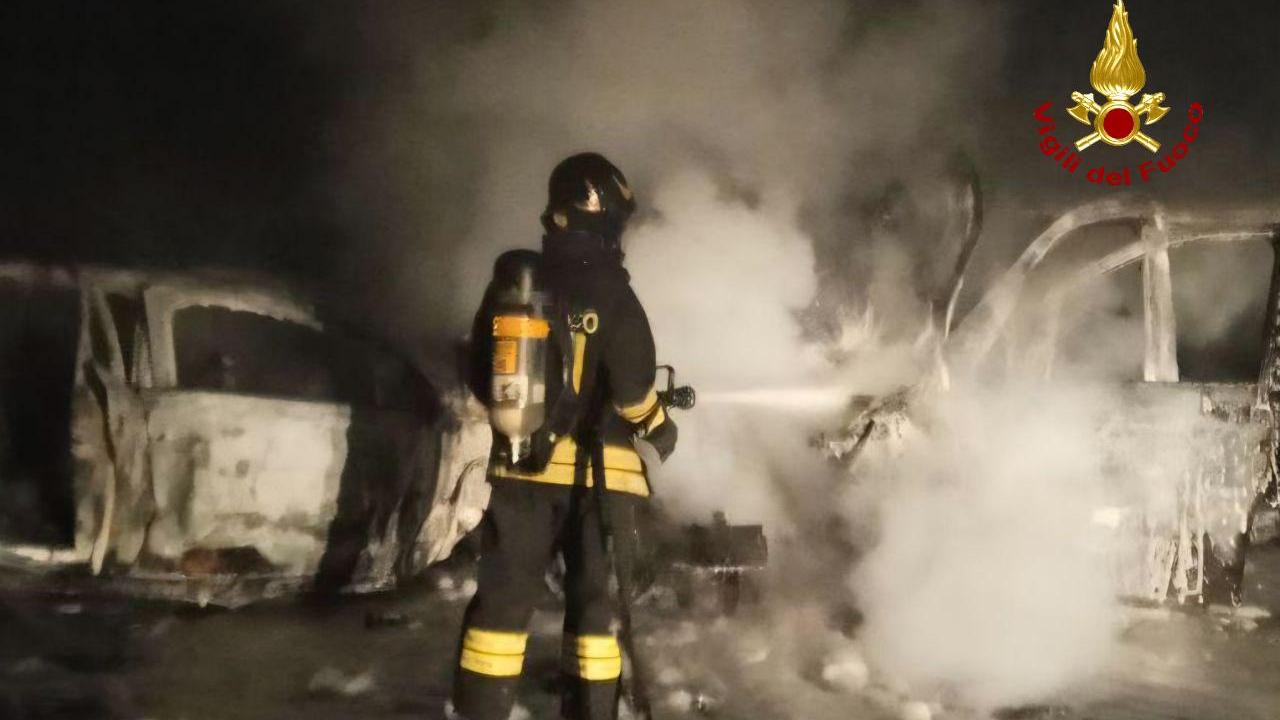 Scontro tra un’auto e il pulmino di atleti di volley under 15 nella galleria del Seminario: un mezzo in fiamme, due feriti