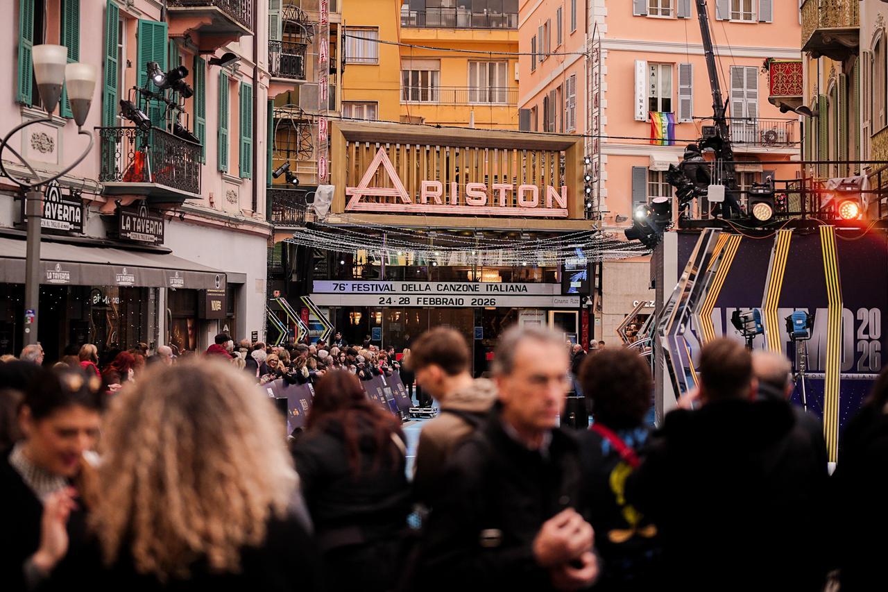 Sanremo 2026, doppia diretta quotidiana sulla Nuova Sardegna: aggiornamenti live, retroscena e pagelle sarde – Votate i vostri preferiti