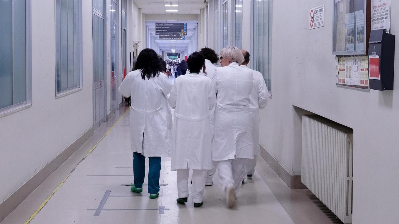 Emergenza sanità, i medici potranno lavorare sino a 72 anni – le novità del Milleproroghe