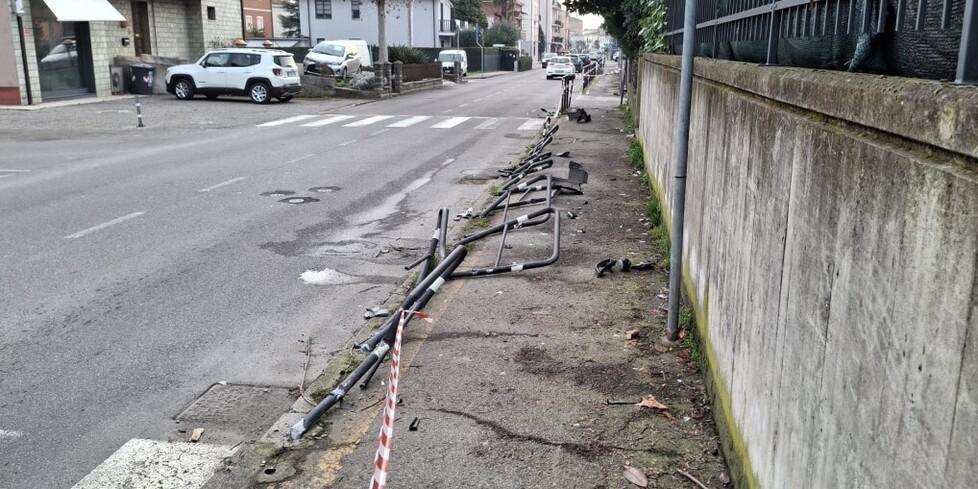 Si schianta nella notte in via Pascoli a Formigine e distrugge la ciclabile: identificato