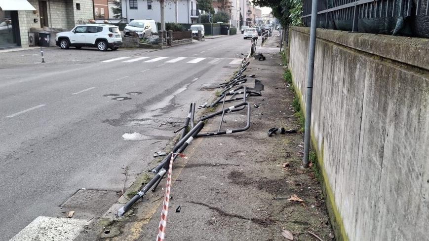 Si schianta nella notte in via Pascoli a Formigine e distrugge la ciclabile: identificato