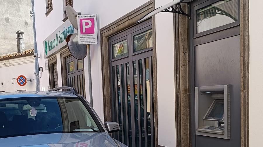 Mancato assalto al bancomat, è caccia al furgone bianco: ecco cosa sappiamo