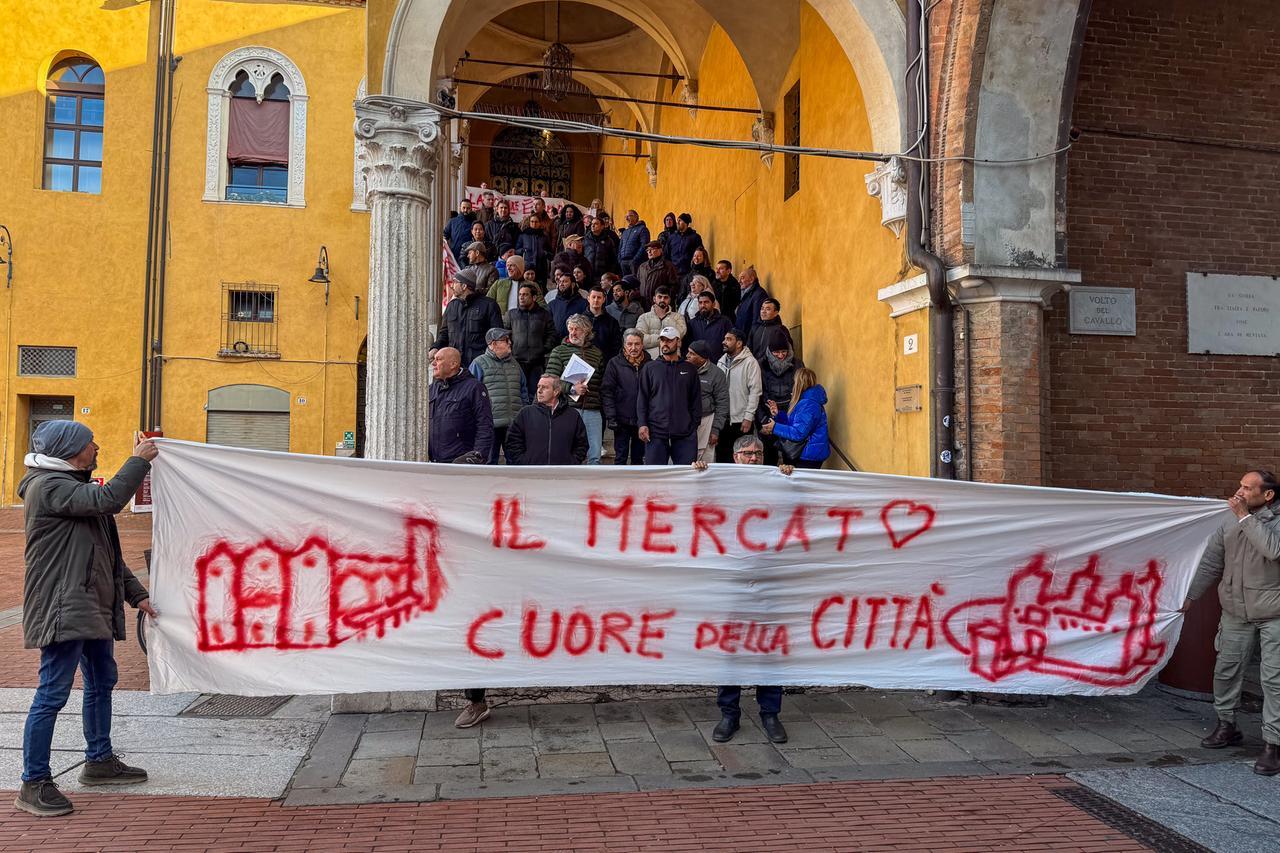 Ambulanti in lotta a Ferrara: negozianti e clienti stanno con loro