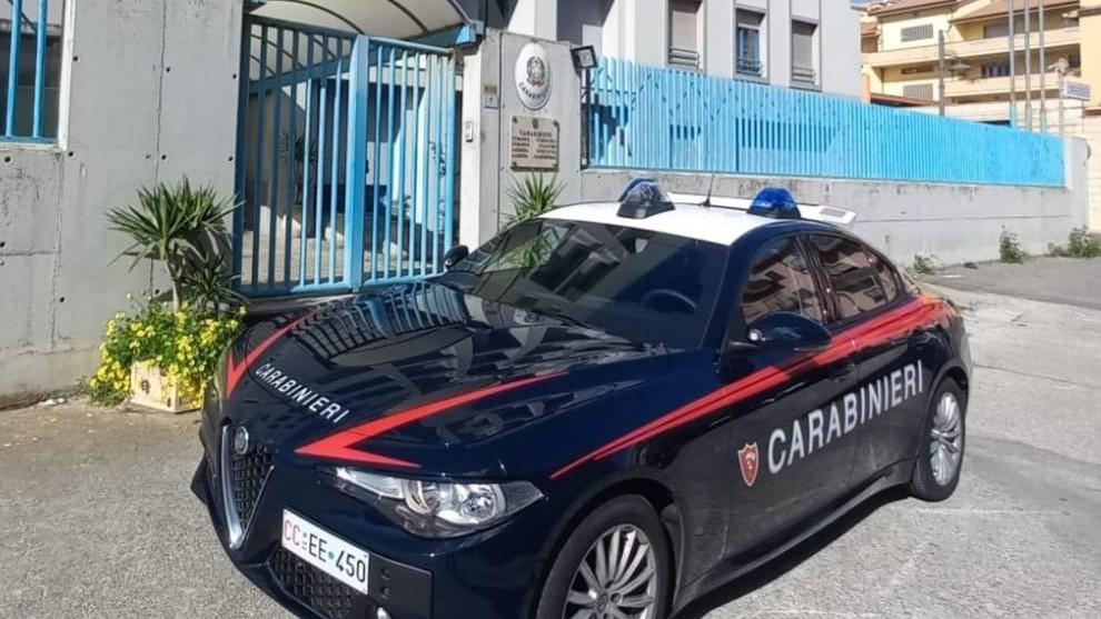 Minaccia di morte l’ex compagna e tenta di investire l’ex suocero: la serata folle finisce in cella