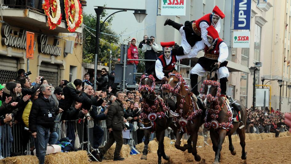 Sartiglia, i veterani bacchettano i giovani: «Più cavallo, meno social»