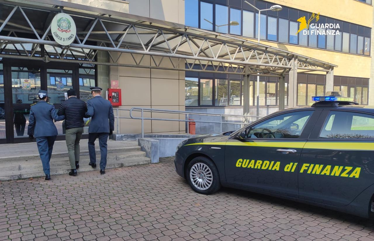 Caporalato nelle campagne modenesi: sfruttava braccianti pagati 5 euro l’ora, arrestato