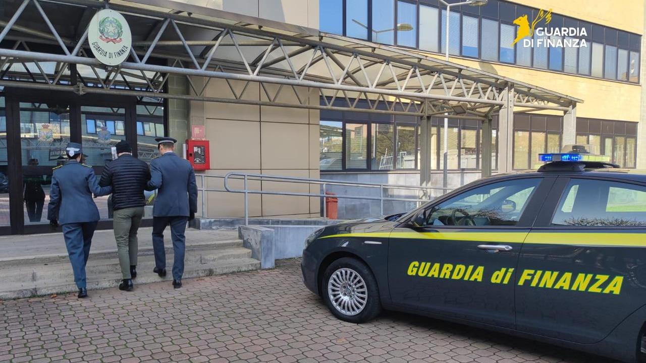 Caporalato nelle campagne modenesi: sfruttava braccianti pagati 5 euro l’ora, arrestato