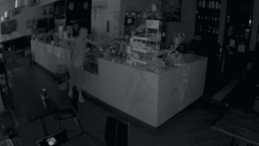 Terzo colpo al bar Paparazzi di Barco. I ladri ripresi dalle telecamere. I titolari: «Siamo disperati»