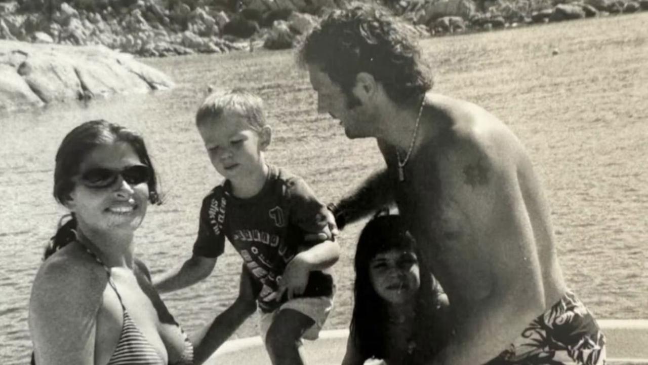 Arianna Mihajlović pubblica la foto con Siniša e i figli al mare: «La Sardegna che amavi tanto»