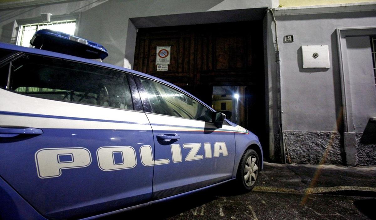 Minaccia la moglie infilandole una pistola in bocca: arrestato un uomo dopo trent’anni di maltrattamenti in famiglia