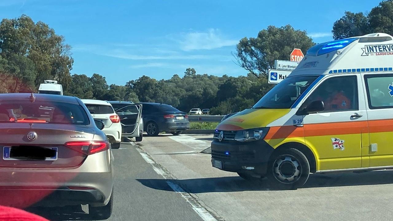 Due auto si scontrano davanti all’ospedale: traffico in tilt