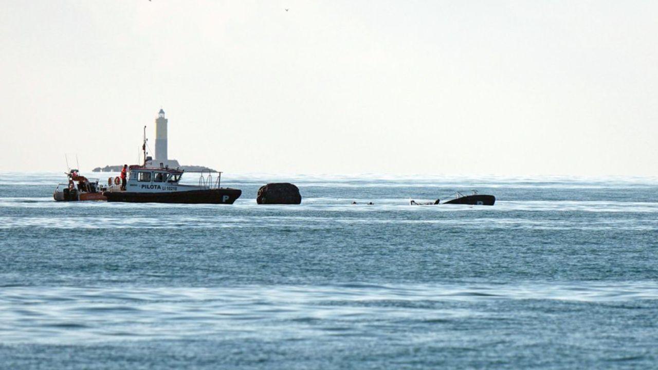 La pilotina affondata dopo lo scontro con un'imbarcazione (foto Stick)