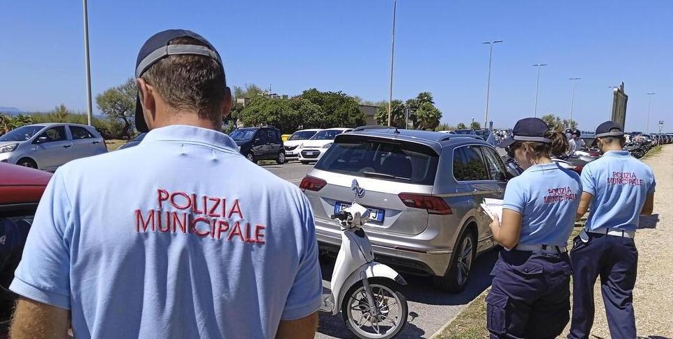 
	La polizia municipale mentre fa delle sanzioni

