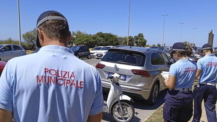 La polizia municipale mentre fa delle sanzioni