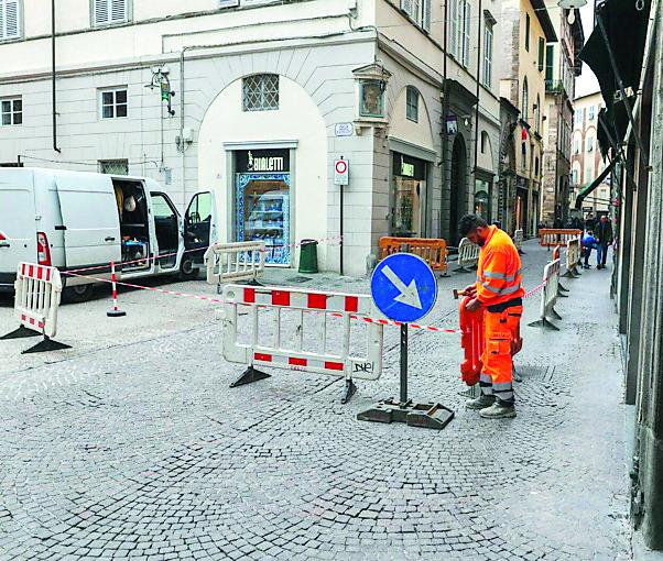 Lucca, sversamento in Fillungo: scatta la pulizia notturna
