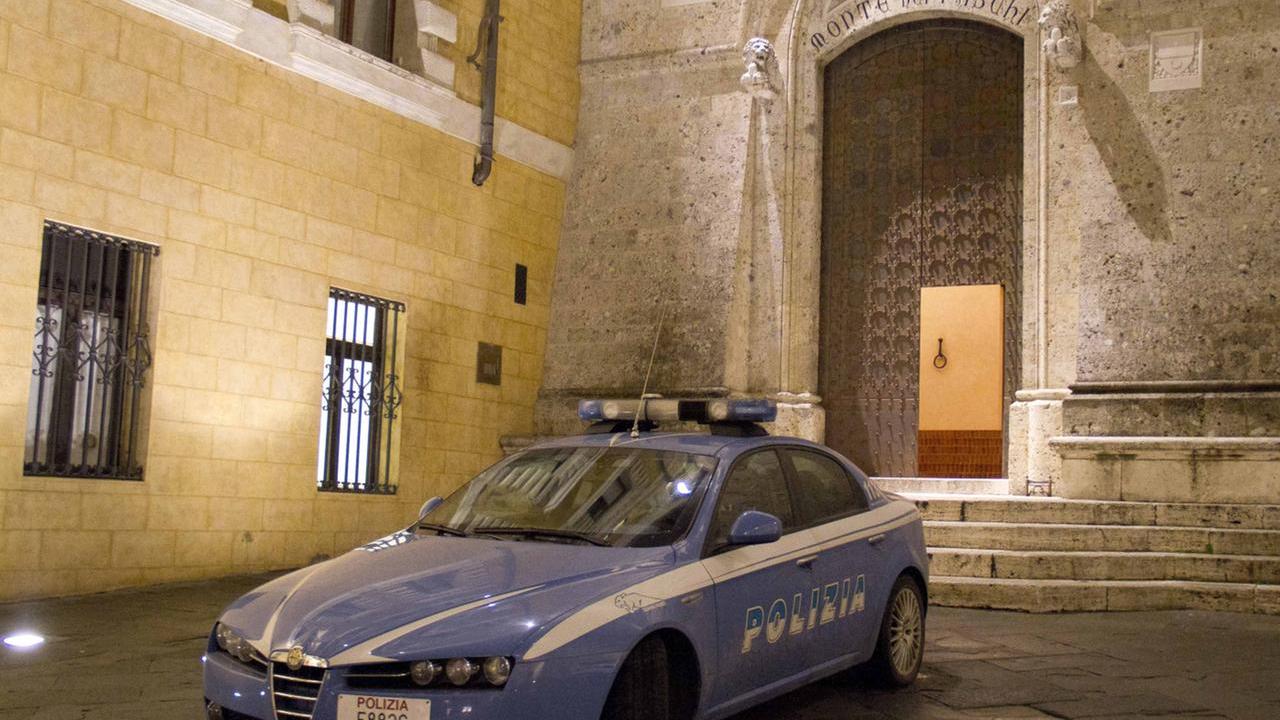 La polizia a Palazzo Salimbeni, luogo della morte di David Rossi