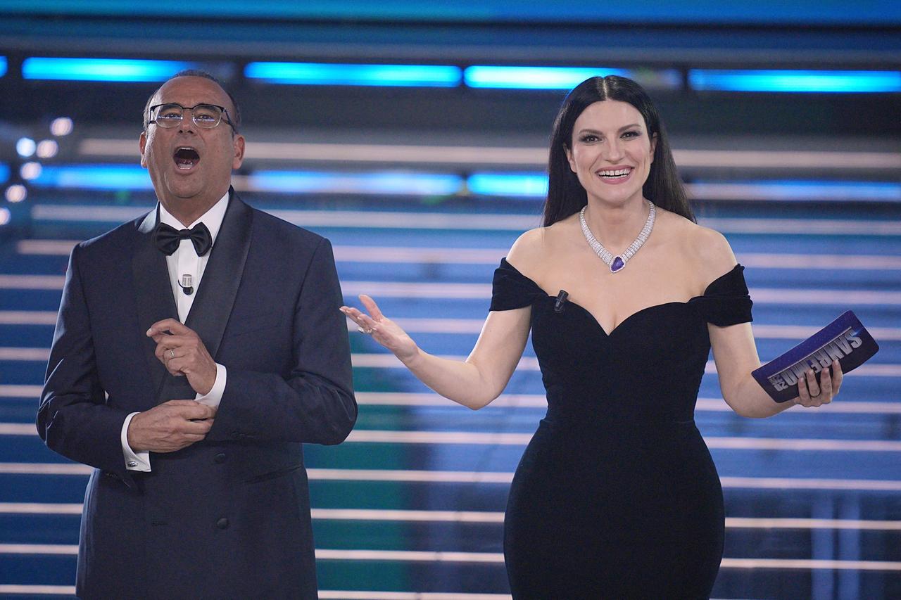 Sanremo 2026, la diretta della prima serata: in apertura l’omaggio a Pippo Baudo. Fantasanremo, gli aggiornamenti