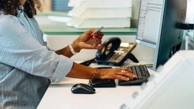 Dipendenti comunali, scattano gli aumenti per 400mila lavoratori: ci sono anche gli arretrati – tutti i dettagli