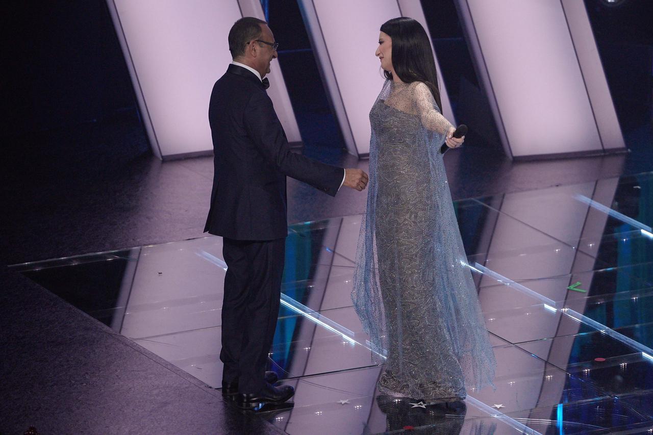 Sanremo 2026, la prima serata: la “gaffe” hot di Laura Pausini. Fantasanremo, tutti gli aggiornamenti
