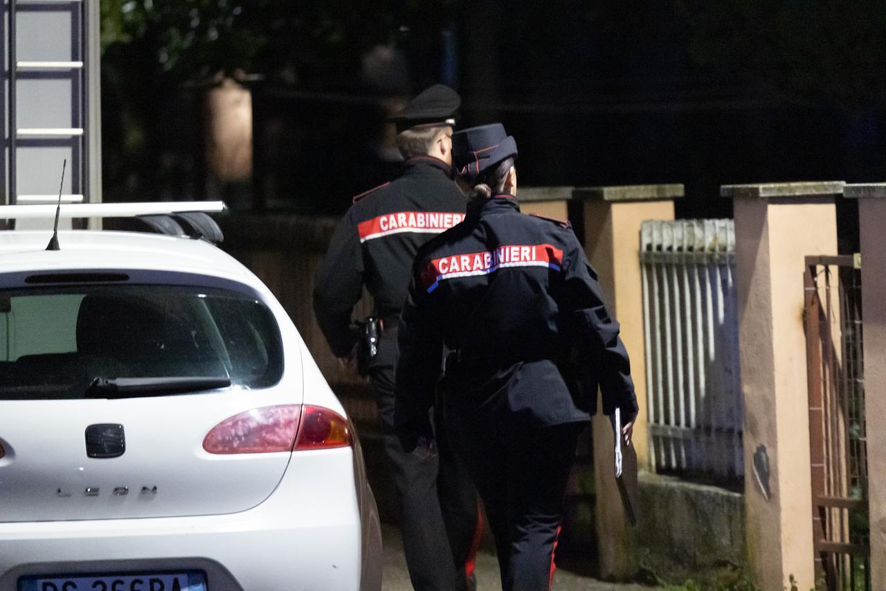 Ostellato, trovata morta in casa: aveva un coltello conficcato nel petto