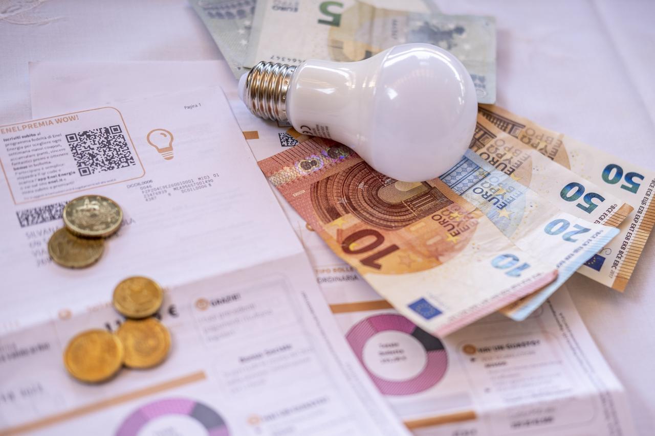 Bollette 2025, Sardegna la regione più cara per l’energia elettrica: 826 euro a famiglia, +12% sulla media nazionale – Ecco perché