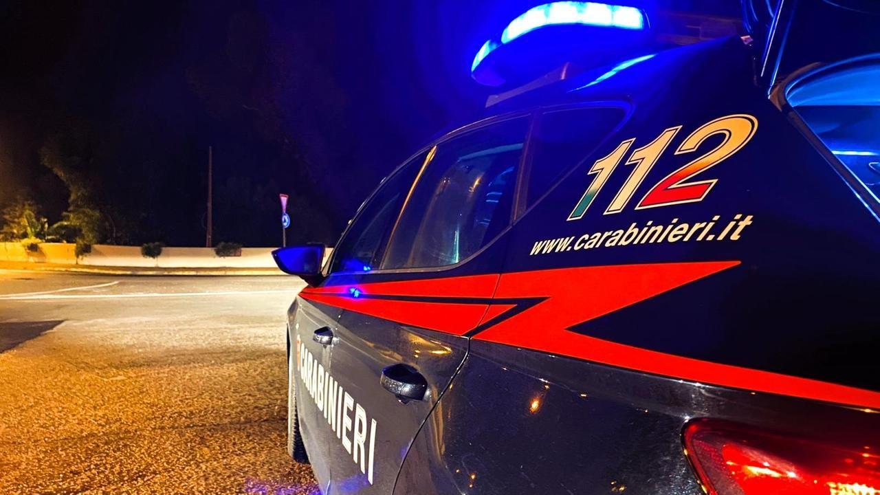 Decine di interventi dei carabinieri in Baronia, donna salvata dal compagno che la picchiava