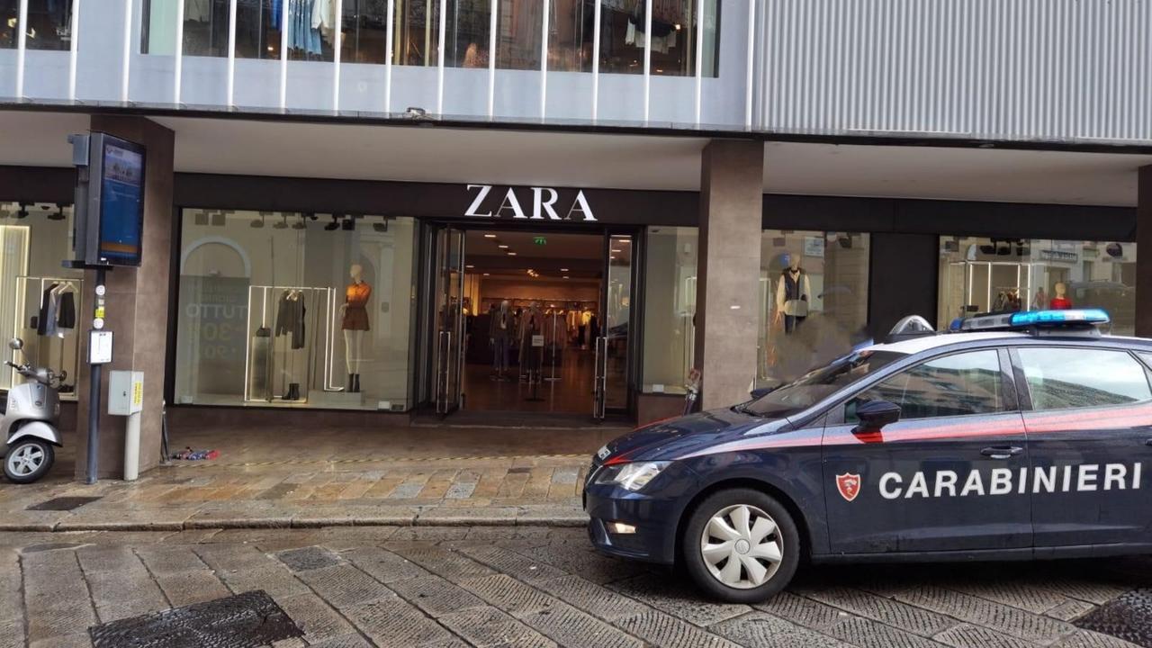 Sassari, ruba pantaloni in un negozio e scappa, poi chiede scusa: «Ho perso il lavoro» – la storia