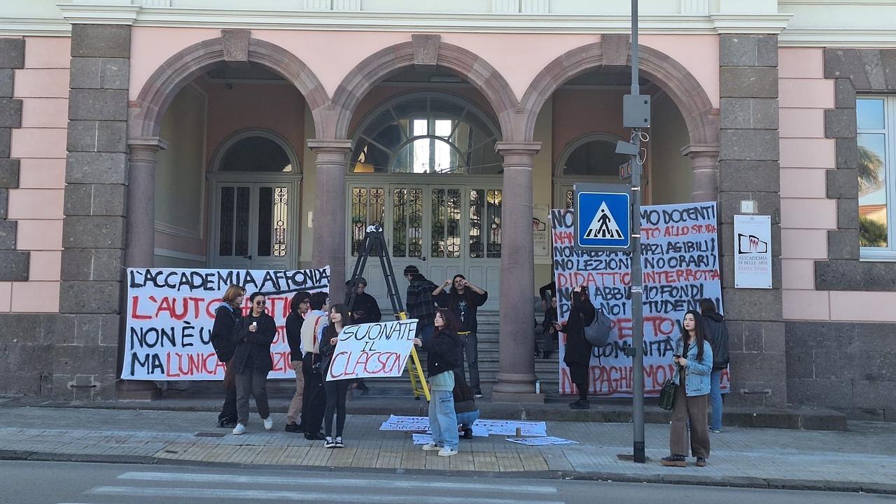 Sassari, esplode la protesta all'Accademia: «Ci viene negato il diritto allo studio»