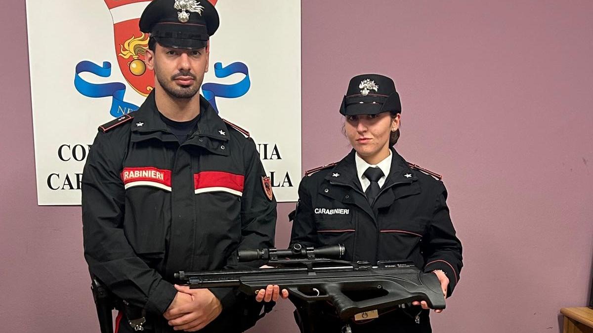 Taxista fa salire un cliente in stazione, poi viene rapinato sotto la minaccia di un fucile