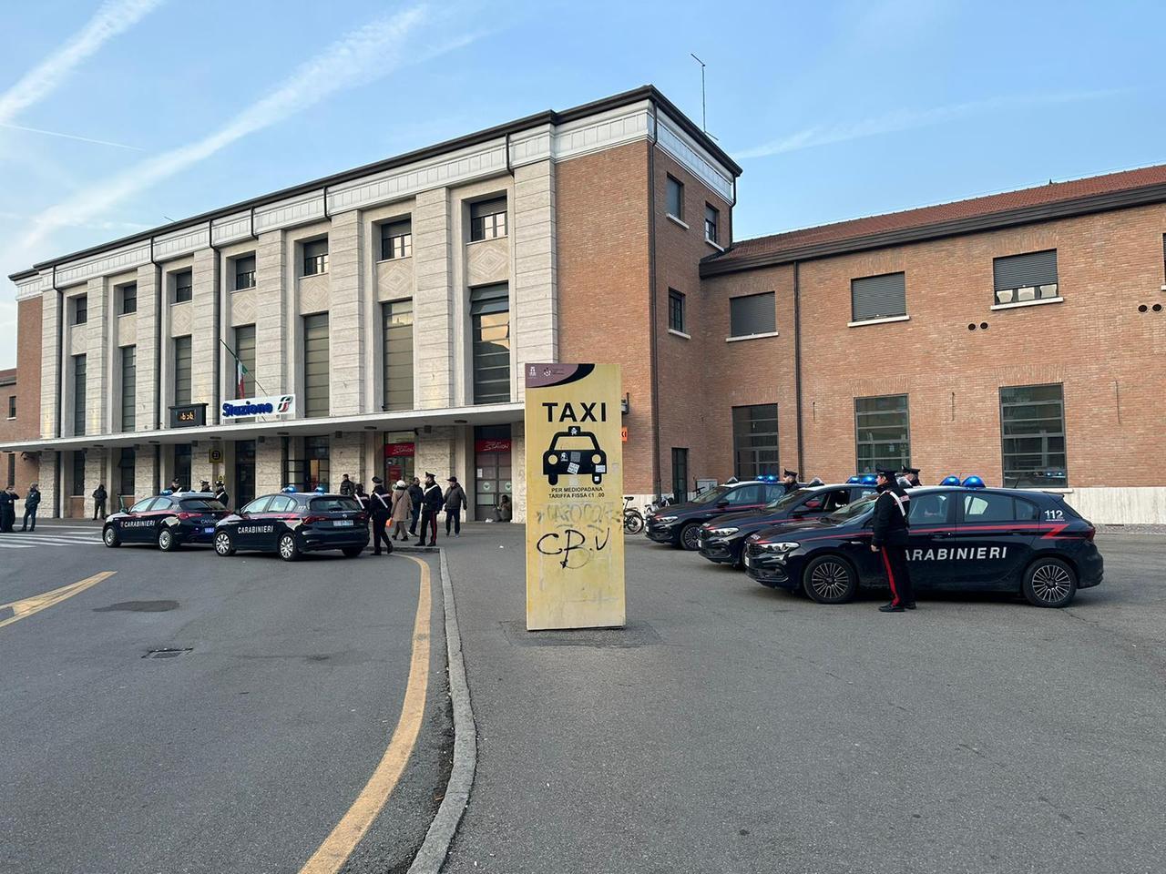 Lo attirano in piazzale Europa per un finto colloquio, poi lo massacrano di botte