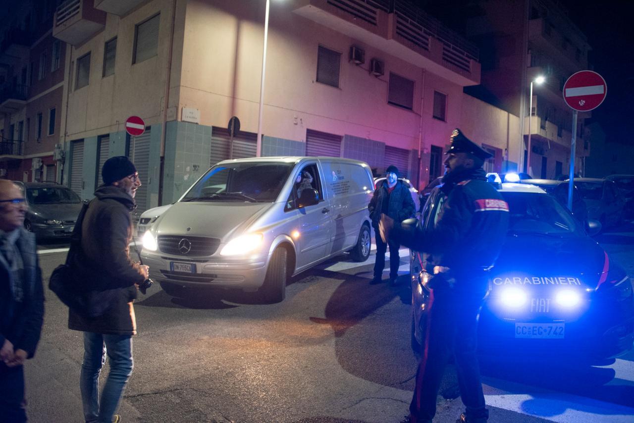 Troupe Mediaset aggredita nella palazzina occupata da prostitute e pusher
