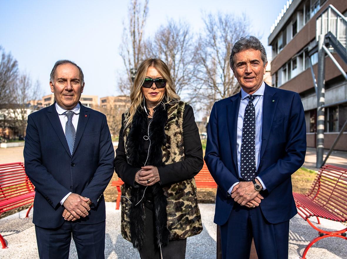 Roberta Bruzzone inaugura le panchine rosse donate da Credem al Blaise Pascal