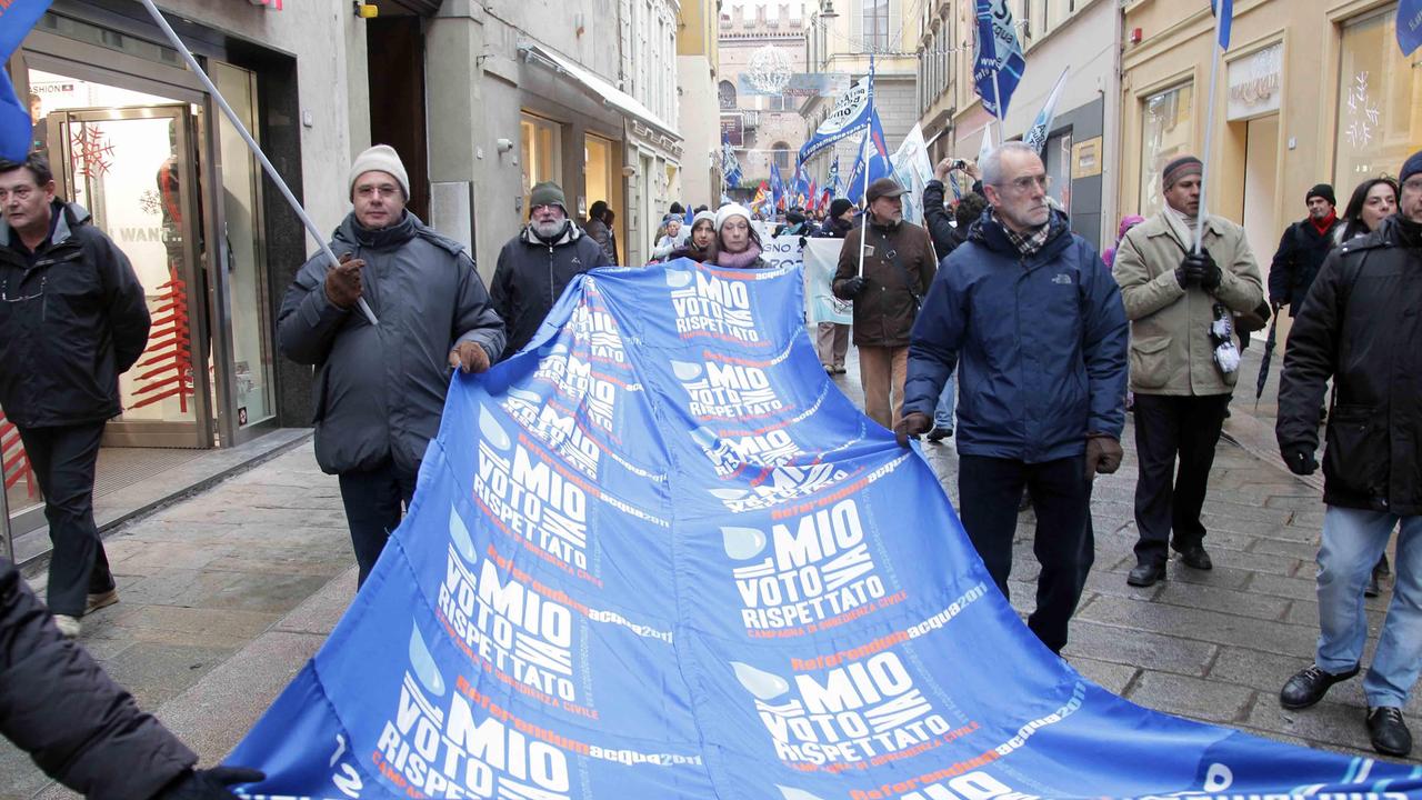 Protesta pro acqua pubblica, flash mob del M5S in città